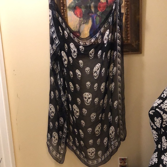 💀Alexander McQueen Large Silk Chiffon Skull print lightweight unisex scarf - Picture 5 of 8
